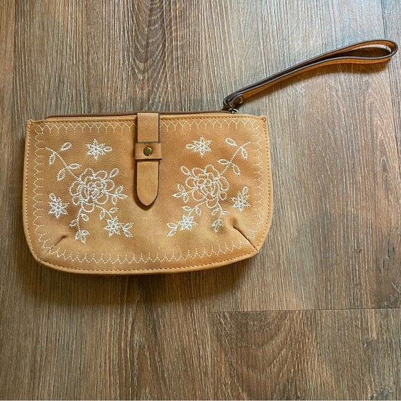 Belk True Craft Tan Ladies Wallet Wristlet - Picture 2 of 4